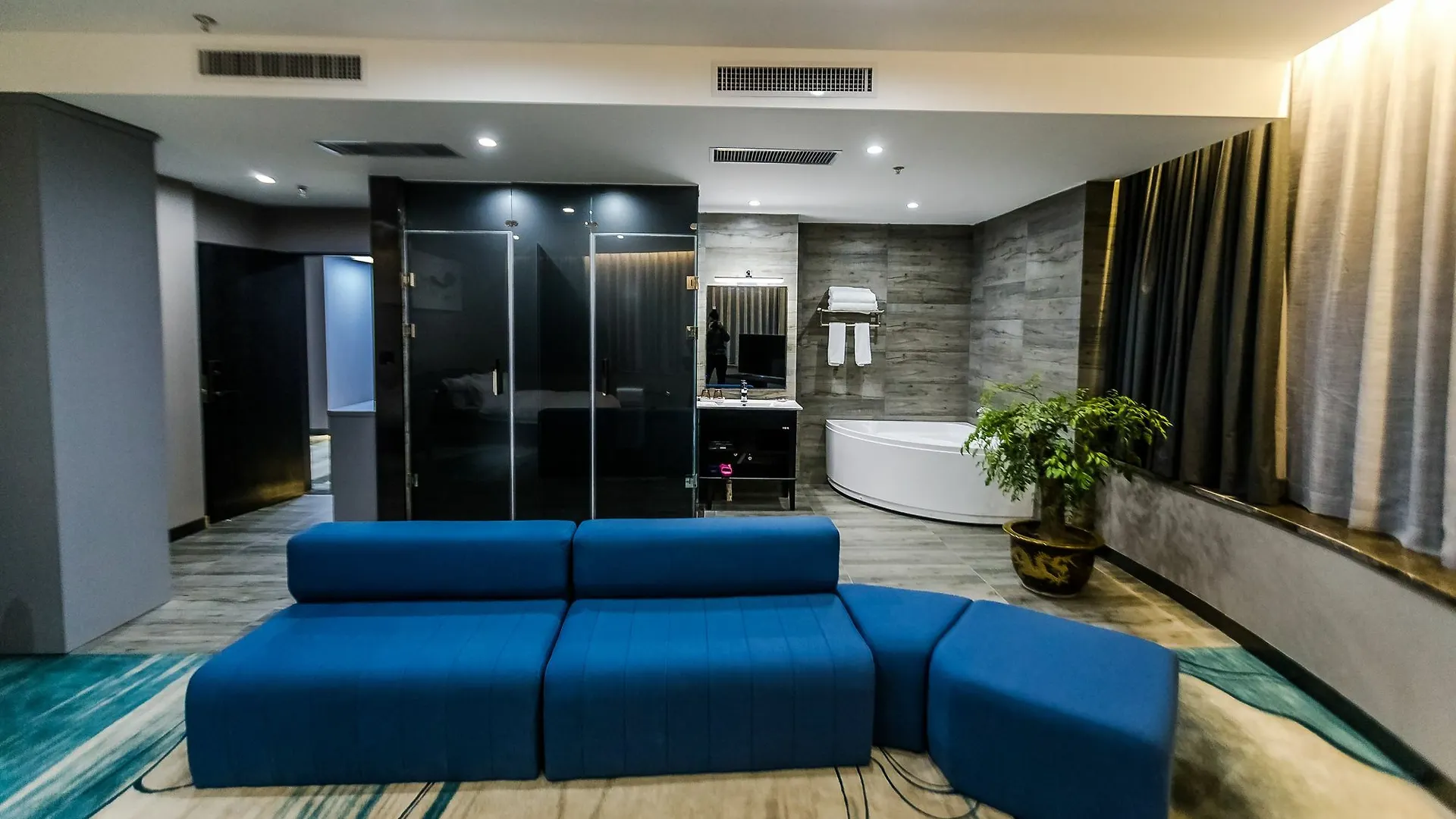 Qianmo Art Hotel Luoyang  China